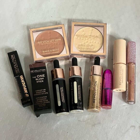 Revolution Bake & Blot Powder Duo Matte Finish Oil Control Compact Set Of 10 PCs - Picture 1 of 3